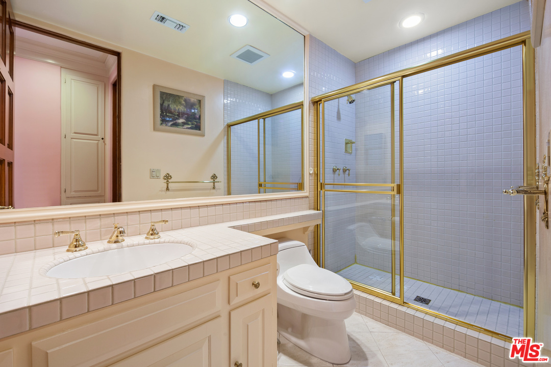 2113 Stoney Hill Road Los Angeles, CA 90049 - Photo 39 of 48 a bathroom with a sink a toilet and shower