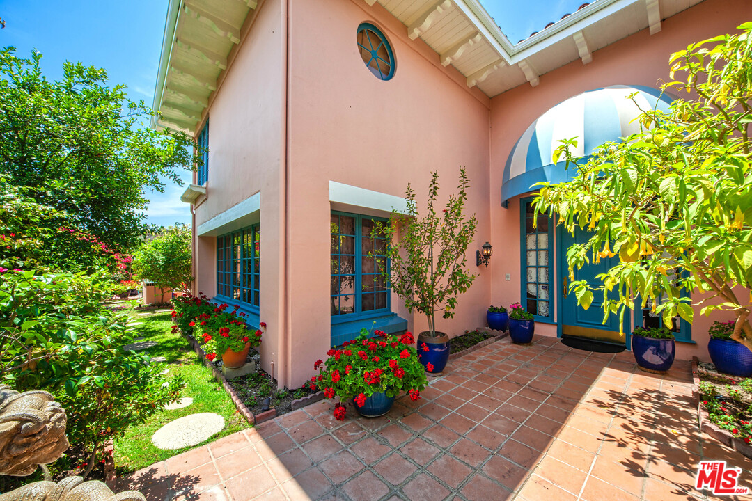 2113 Stoney Hill Road Los Angeles, CA 90049 - Photo 5 of 48 a view of yard with an outdoor seating