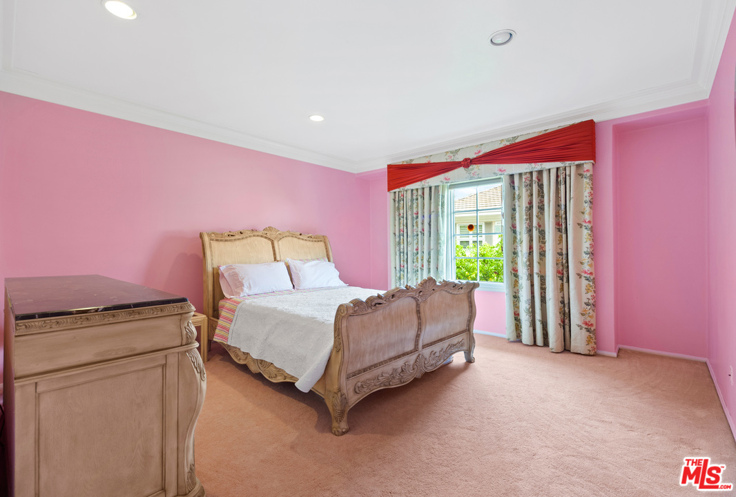 2113 Stoney Hill Road Los Angeles, CA 90049 - Photo 42 of 48 a spacious bedroom with a bed and a window