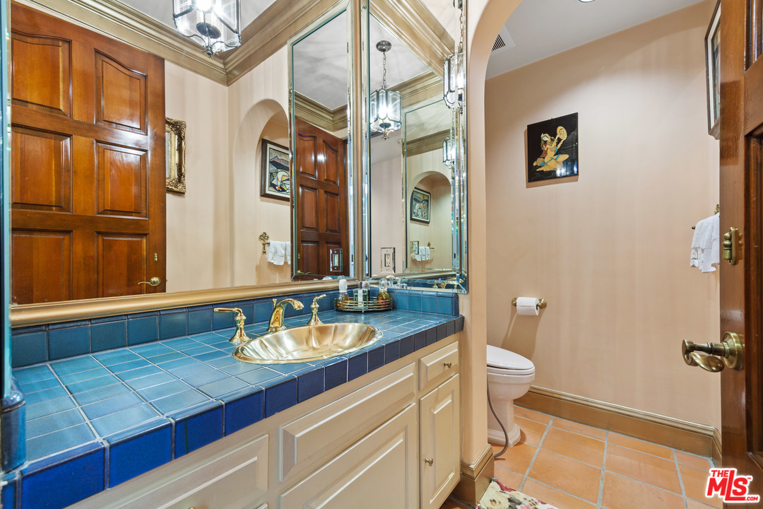 2113 Stoney Hill Road Los Angeles, CA 90049 - Photo 47 of 48 a bathroom with a sink a toilet and shower