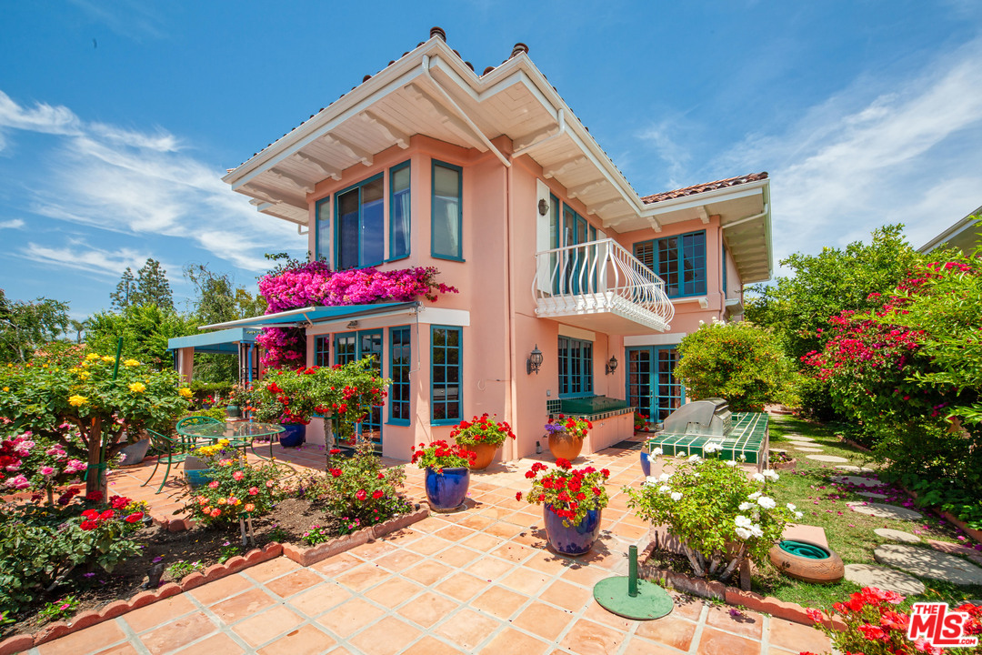 2113 Stoney Hill Road Los Angeles, CA 90049 - Photo 8 of 48 a front view of a house