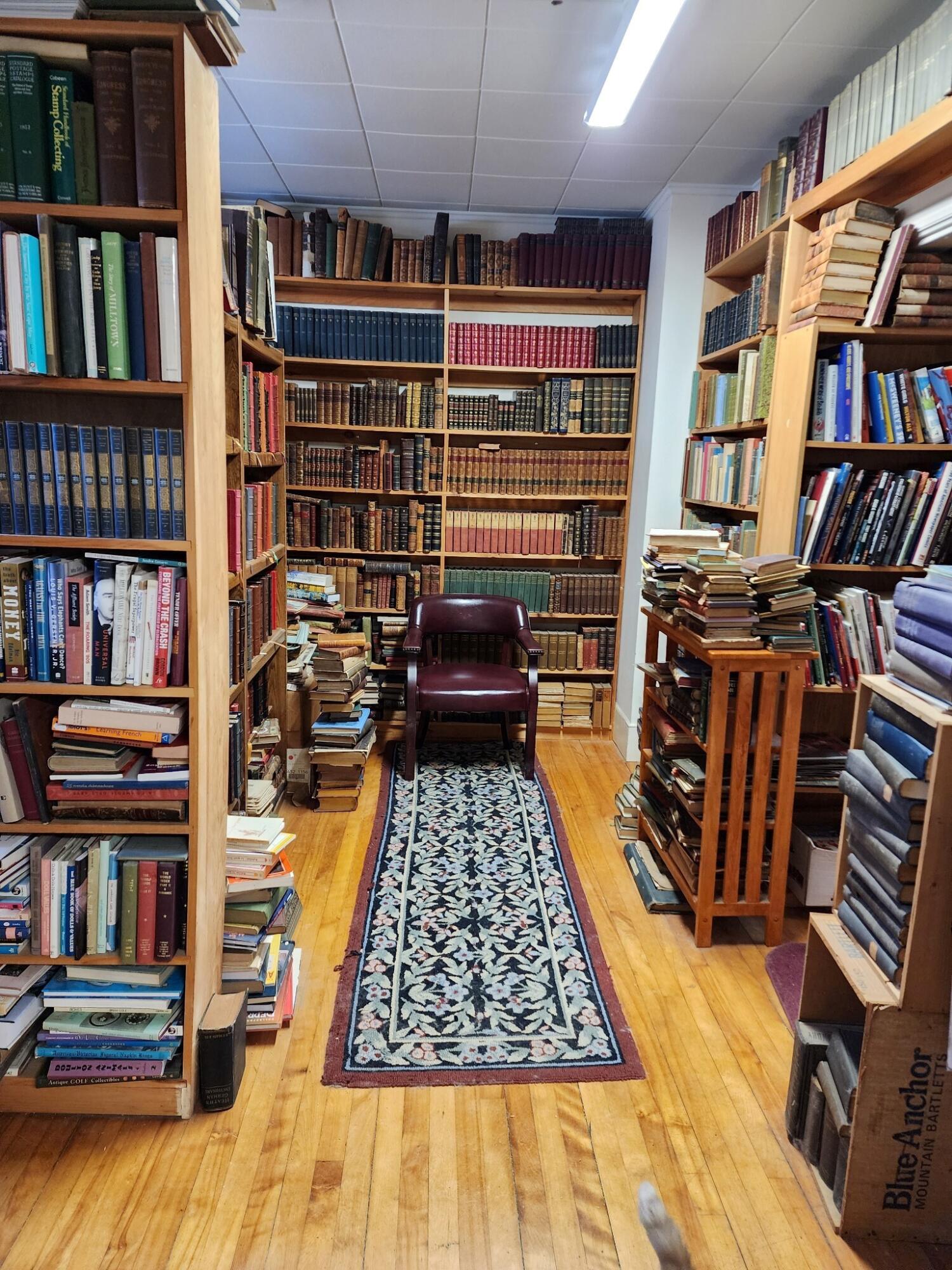 176 Highway 1 Freeport, ME 04032 - Photo 3 of 13 bookstore2