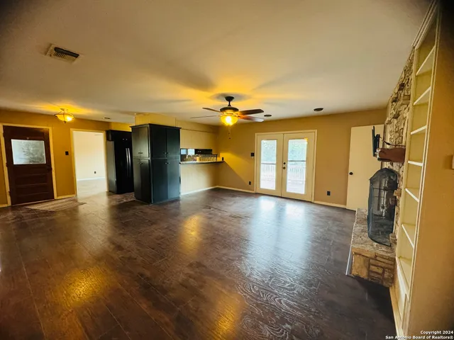 a view of livingroom and hardwood floor