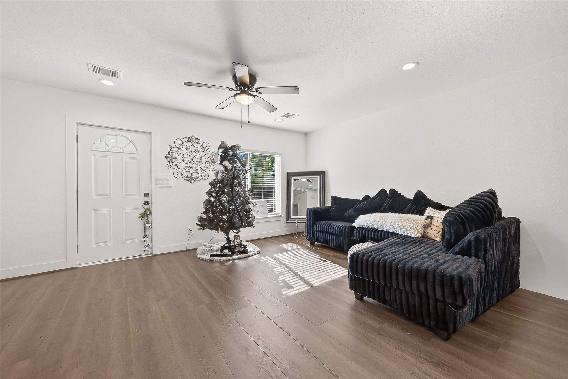 978 St Clair Street Houston, TX 77088 - Photo 4 of 14 a living room with furniture and wooden floor