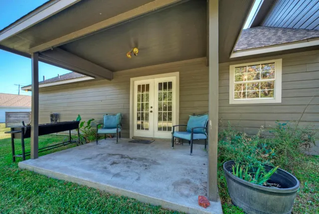 $399,000 | 1265 East Independence Street, Giddings, TX 78942