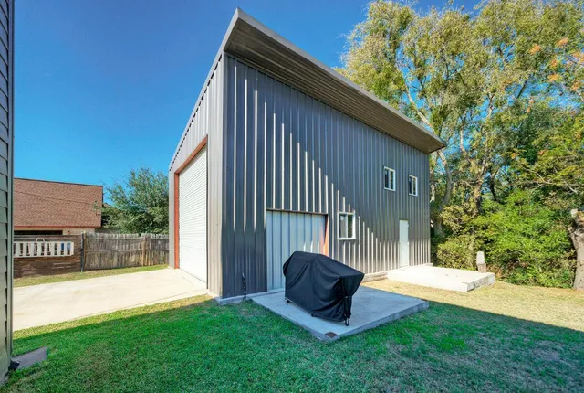 $399,000 | 1265 East Independence Street, Giddings, TX 78942