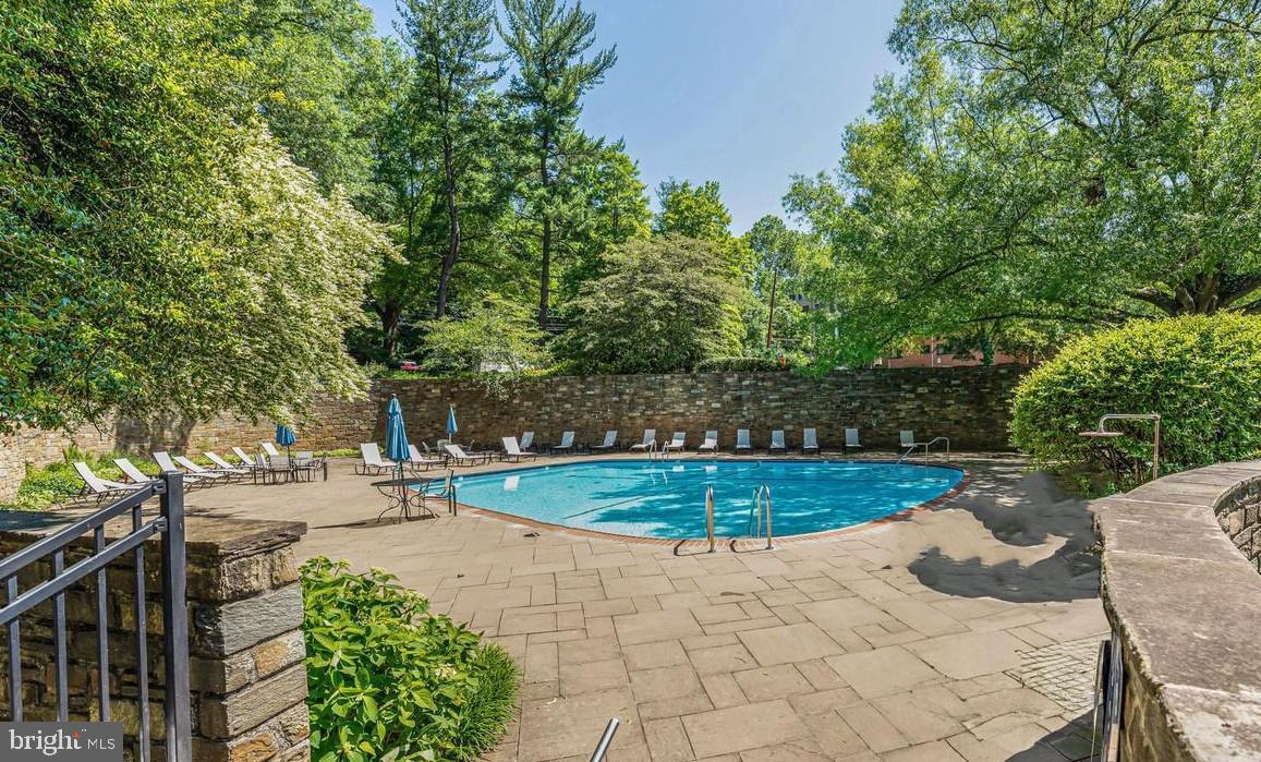 4000 Tunlaw Road Northwest, Unit 811 Washington, DC 20007 - Photo 26 of 51 a view of a backyard
