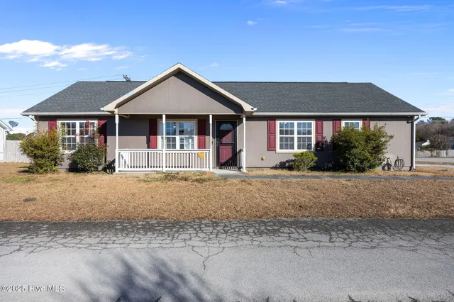 $240,000 | 100 Foxtrail Drive, Hubert, NC 28539