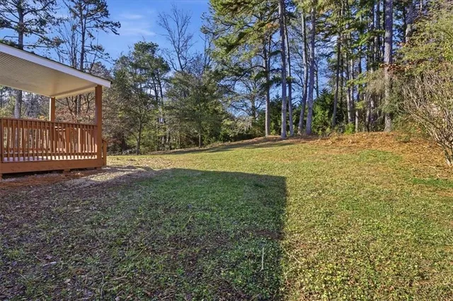 a view of back yard of the house
