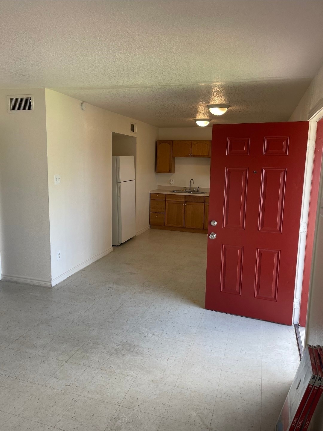 411 Tennessee Street, Unit 6 Houston, TX 77029 - Photo 1 of 5 a view of a livingroom with furniture