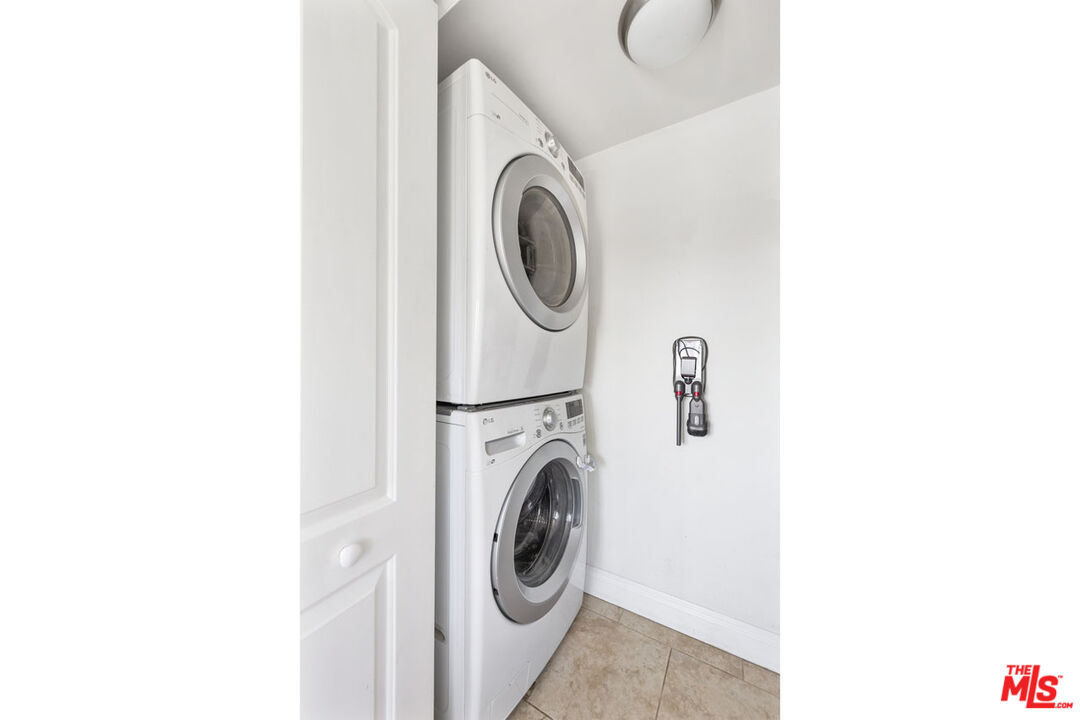 3922 Edison Walk Los Angeles, CA 90032 - Photo 14 of 26 a utility room with dryer and washer