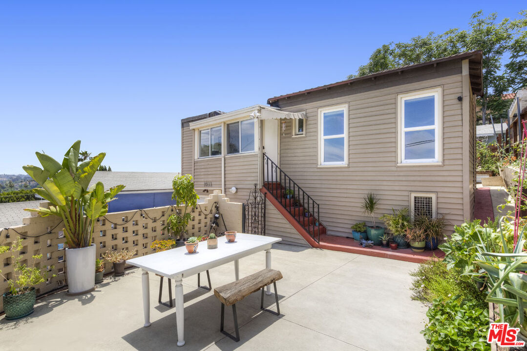 3922 Edison Walk Los Angeles, CA 90032 - Photo 21 of 26 a backyard of a house with table and chairs