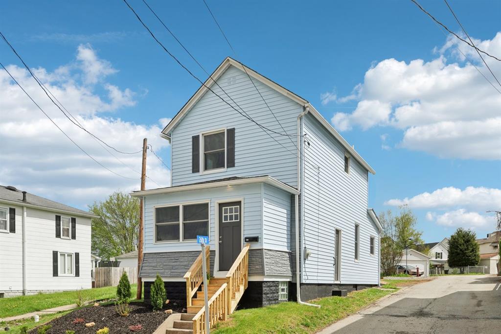 a view of a house with a yard