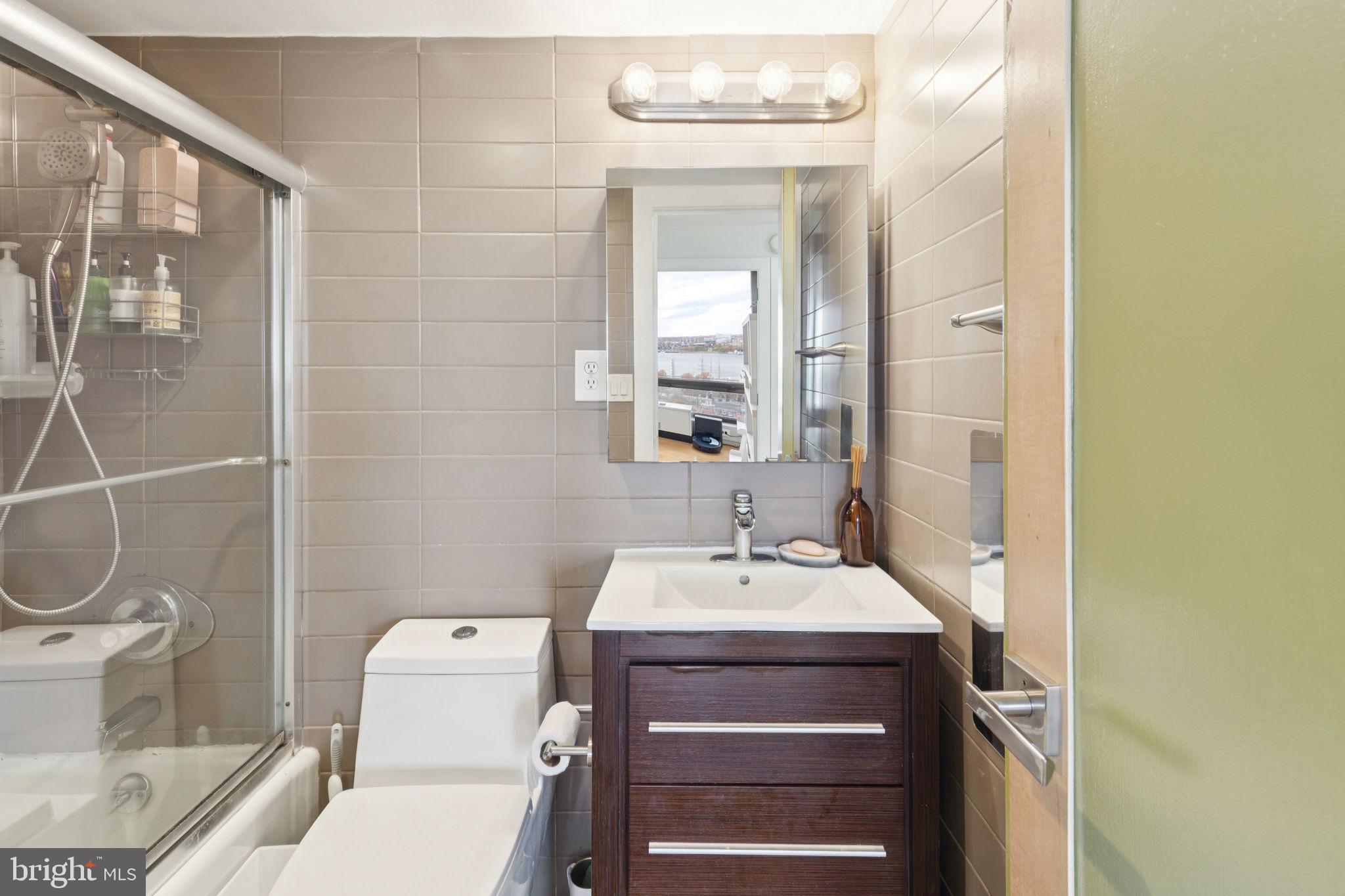 210 Locust Street, Unit 15AW Philadelphia, PA 19106 - Photo 17 of 27