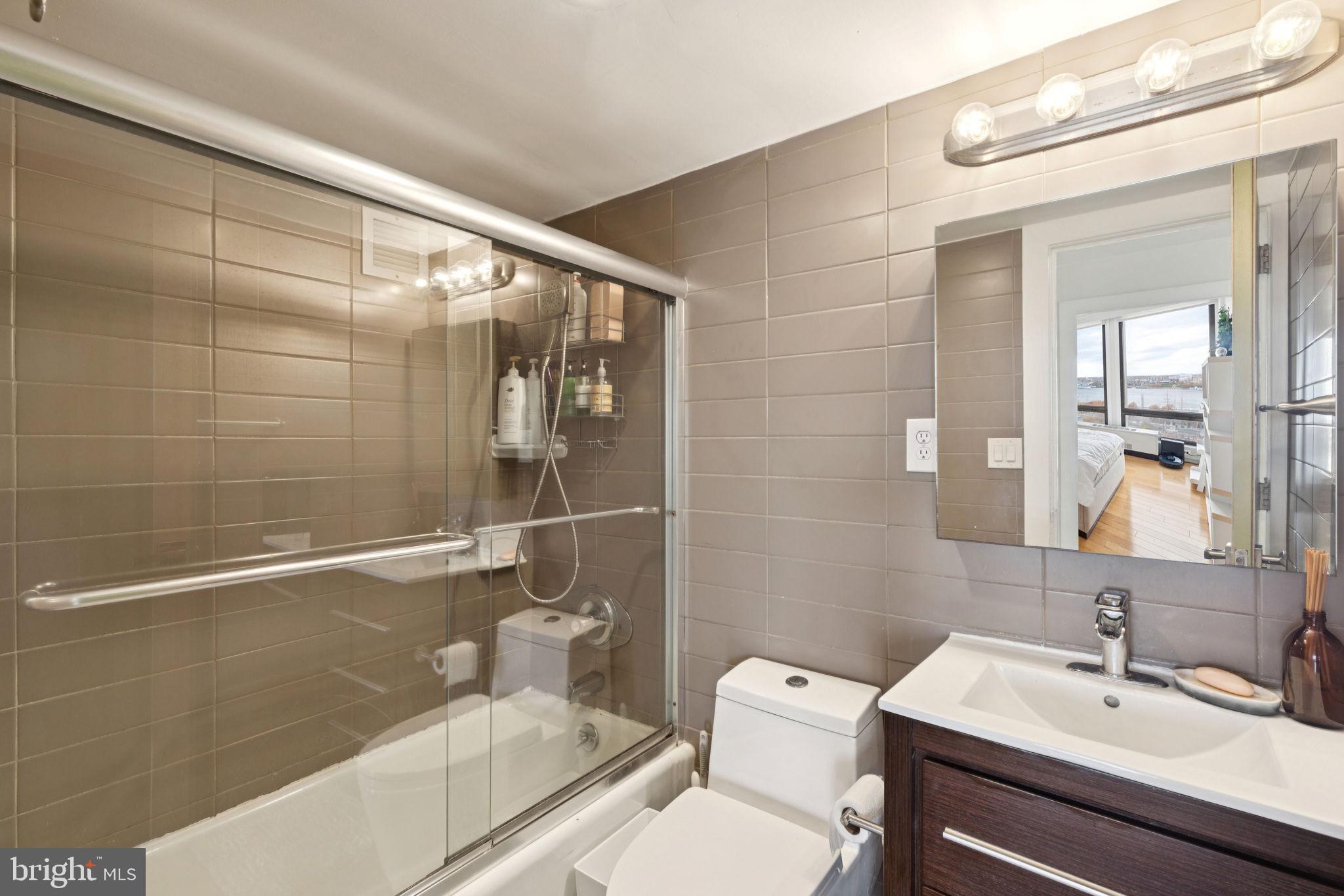 210 Locust Street, Unit 15AW Philadelphia, PA 19106 - Photo 18 of 27