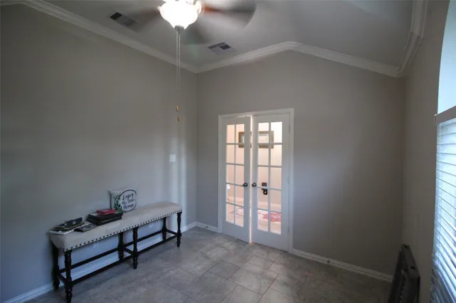 a view of livingroom with furniture