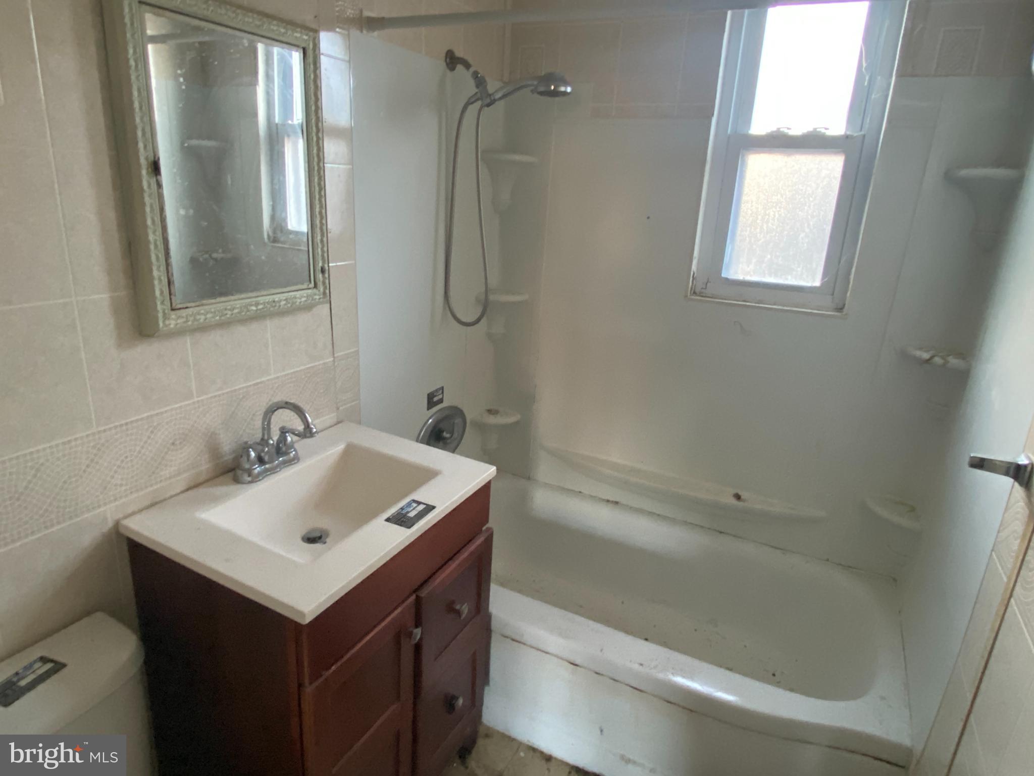 800 Kenyon Lane Newark, DE 19711 - Photo 12 of 16 Bright and functional bathroom oasis.