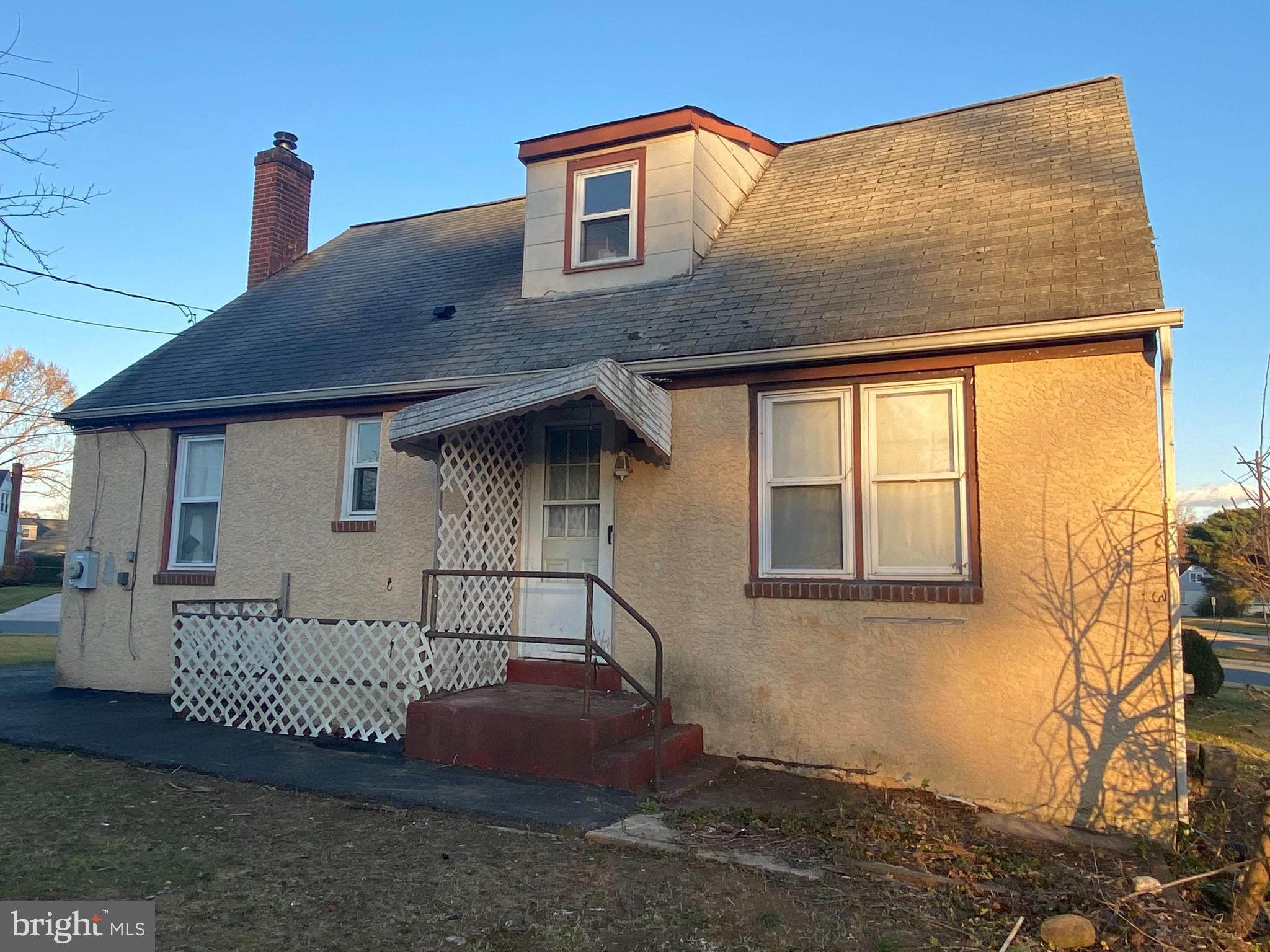 800 Kenyon Lane Newark, DE 19711 - Photo 3 of 16 Charming home with classic architectural details.