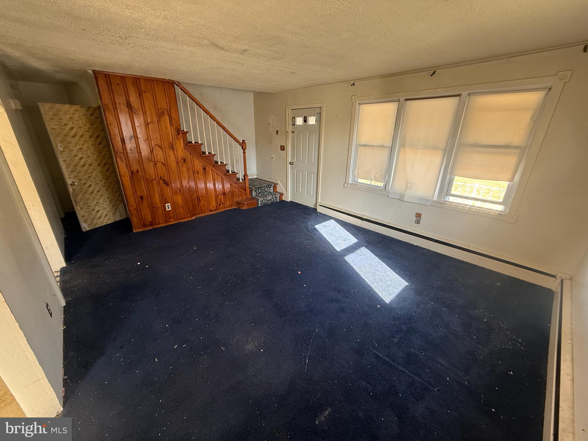 800 Kenyon Lane Newark, DE 19711 - Photo 6 of 16 Spacious living area with natural light.
