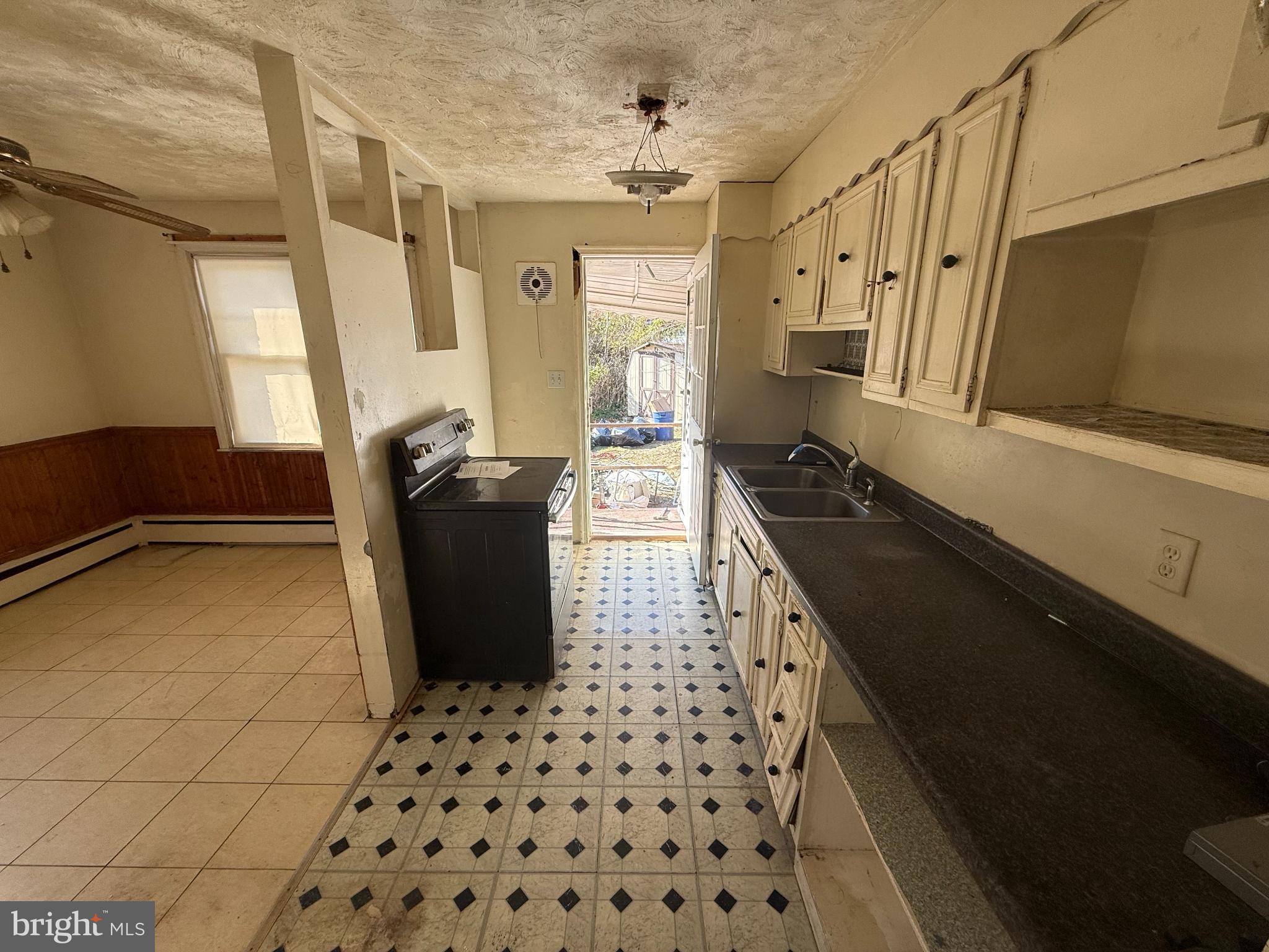 800 Kenyon Lane Newark, DE 19711 - Photo 9 of 16 Bright and spacious kitchen with outdoor access.