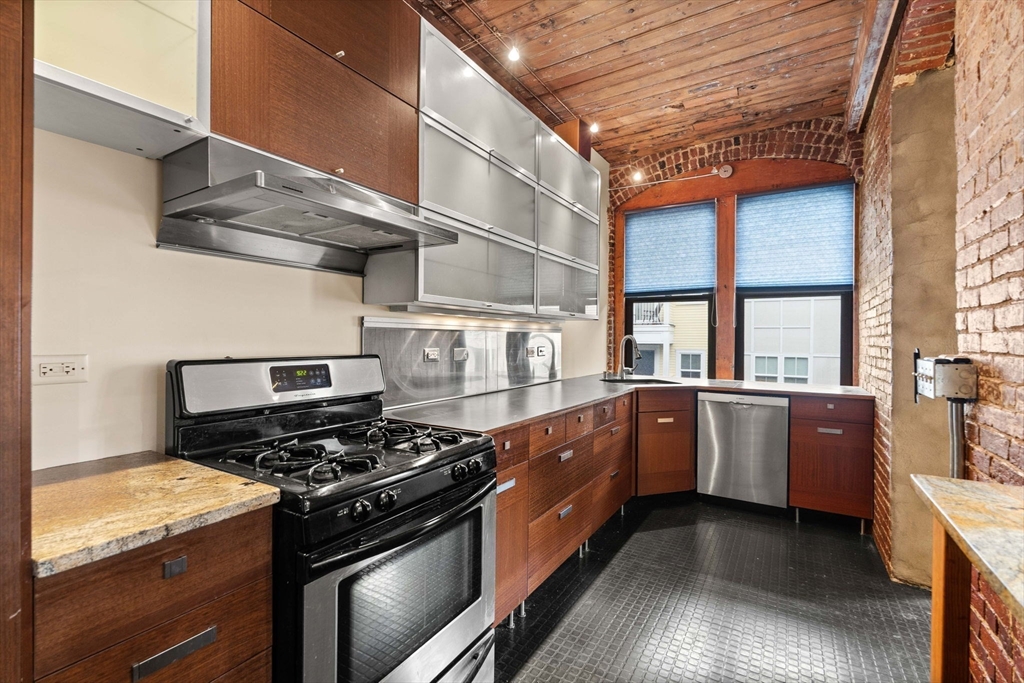 27 Fayette Street, Unit 302 Beverly, MA 01915 - Photo 9 of 24