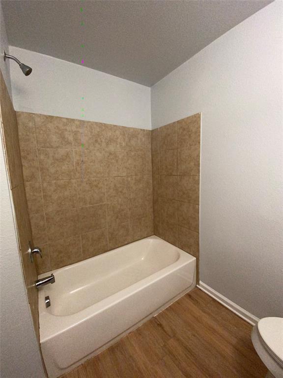 6928 Alexandria Court Fort Worth, TX 76133 - Photo 18 of 28 a bathroom with a bathtub