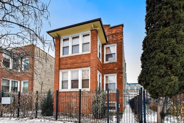 $1,700 | 2734 North Campbell Avenue, Unit 2R, Chicago, IL 60647