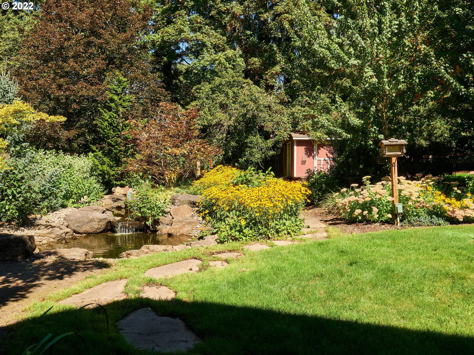 4825 Southwest Evans Street Portland, OR 97219 - Photo 28 of 32 a view of a garden with plants