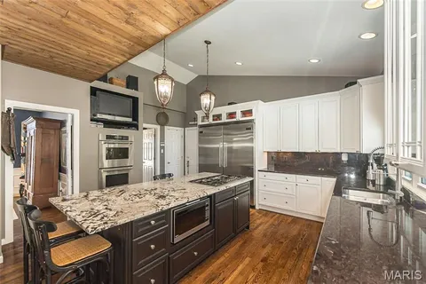 $1,265,000 | 2029 Brook Hill Lane, Chesterfield, MO 63017