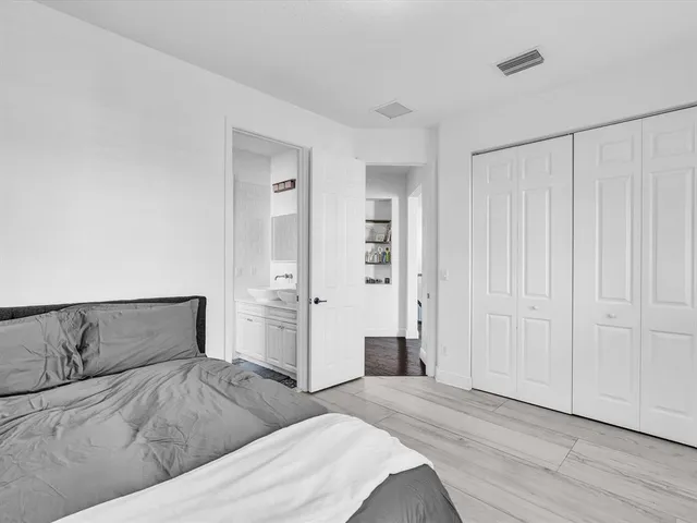 a en suite bathroom with a double vanity sink and a mirror