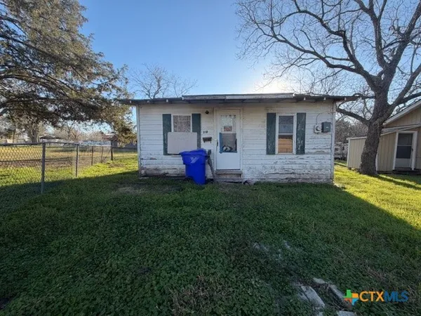 $75,000 | 802 Cadwell Street, Yoakum, TX 77995