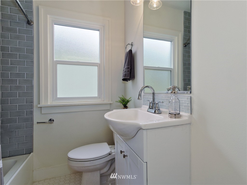 5930 34th Avenue Southwest Seattle, WA 98126 - Photo 7 of 20 Gallery Image 7