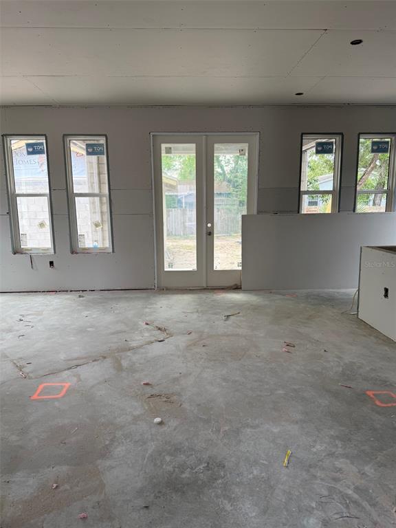 1526 West Arch Street Tampa, FL 33607 - Photo 7 of 12 an empty room with windows