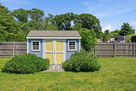 a view of front of house with a yard