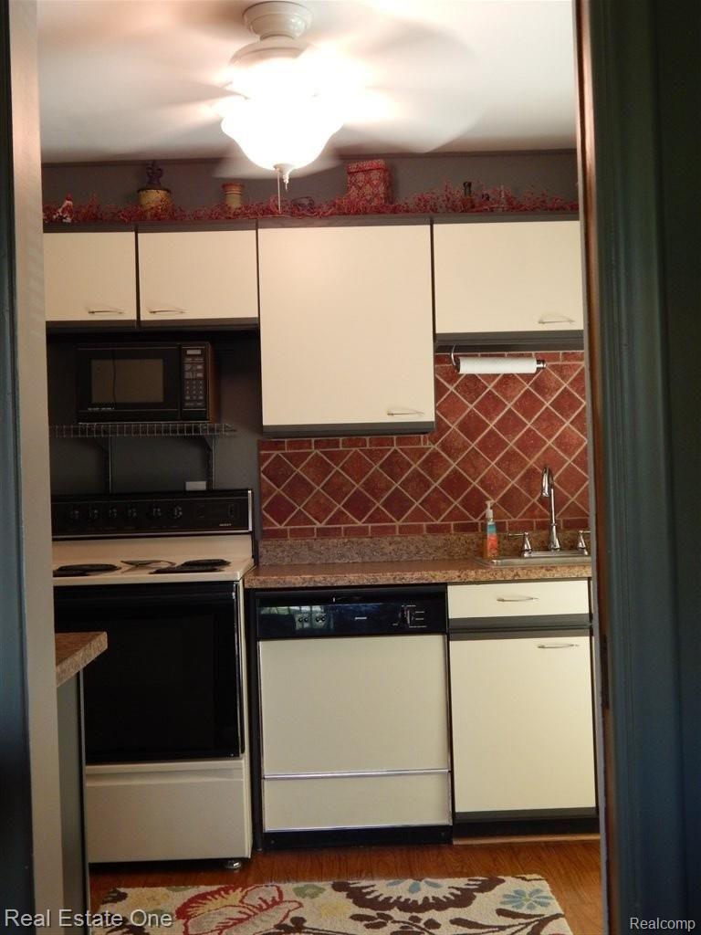9833 Middlebelt Road Livonia, MI 48150 - Photo 20 of 31 Kitchen