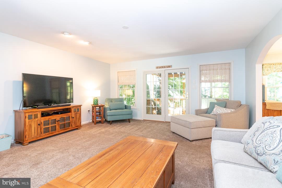 13750 Long Road Thurmont, MD 21788 - Photo 15 of 35 Living Room