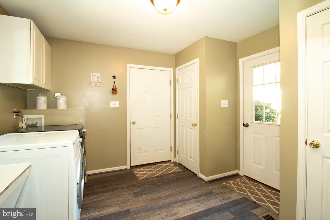 13750 Long Road Thurmont, MD 21788 - Photo 18 of 35 Laundry/Mud room