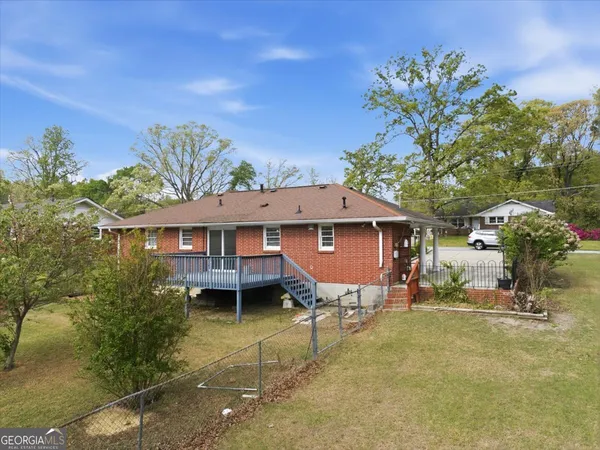 a view of a house with a yard