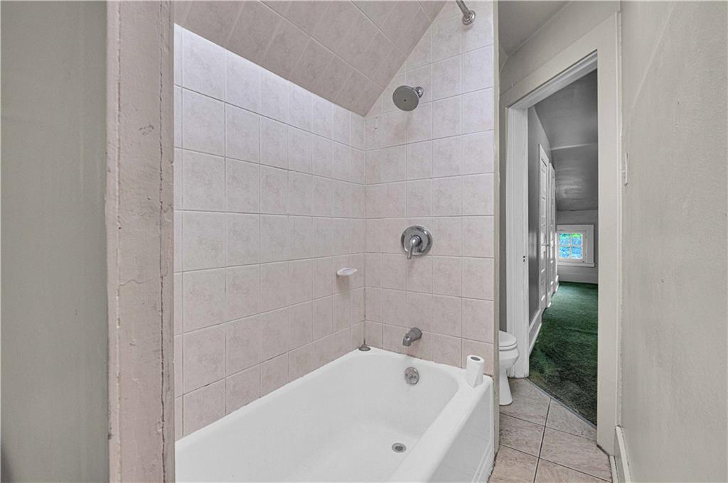 4283 Andover Terrace Pittsburgh, PA 15213 - Photo 24 of 25 a bathroom with a bathtub