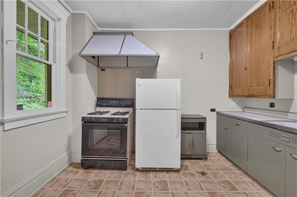4283 Andover Terrace Pittsburgh, PA 15213 - Photo 10 of 25 a kitchen with a stove a refrigerator and a sink
