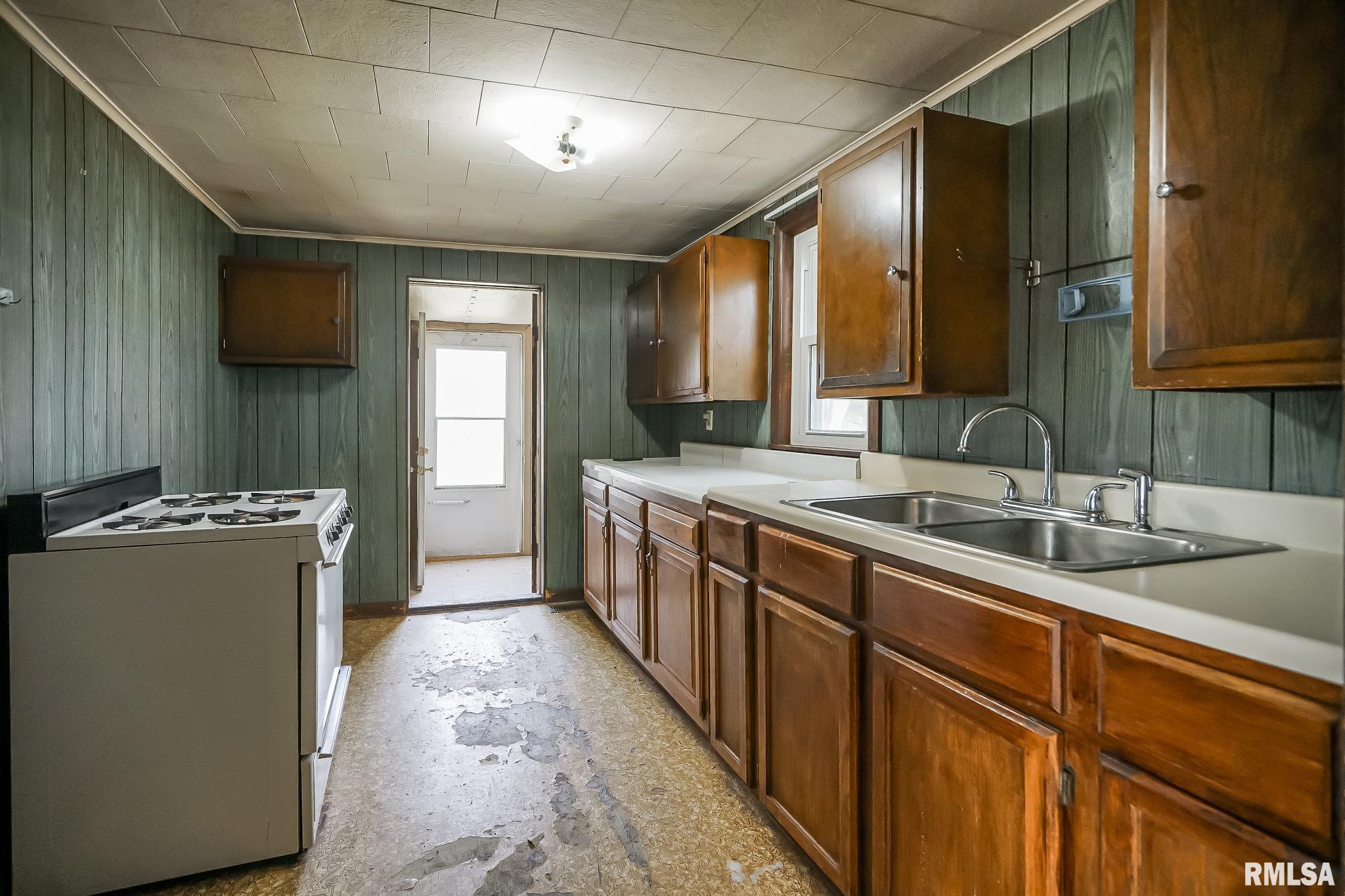 265 East Central Street Farmington, IL 61531 - Photo 9 of 21