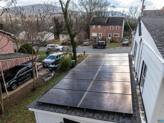 a view of a house with backyard