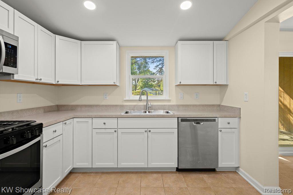 1804 Payson Road Walled Lake, MI 48390 - Photo 14 of 21 Updated kitchen