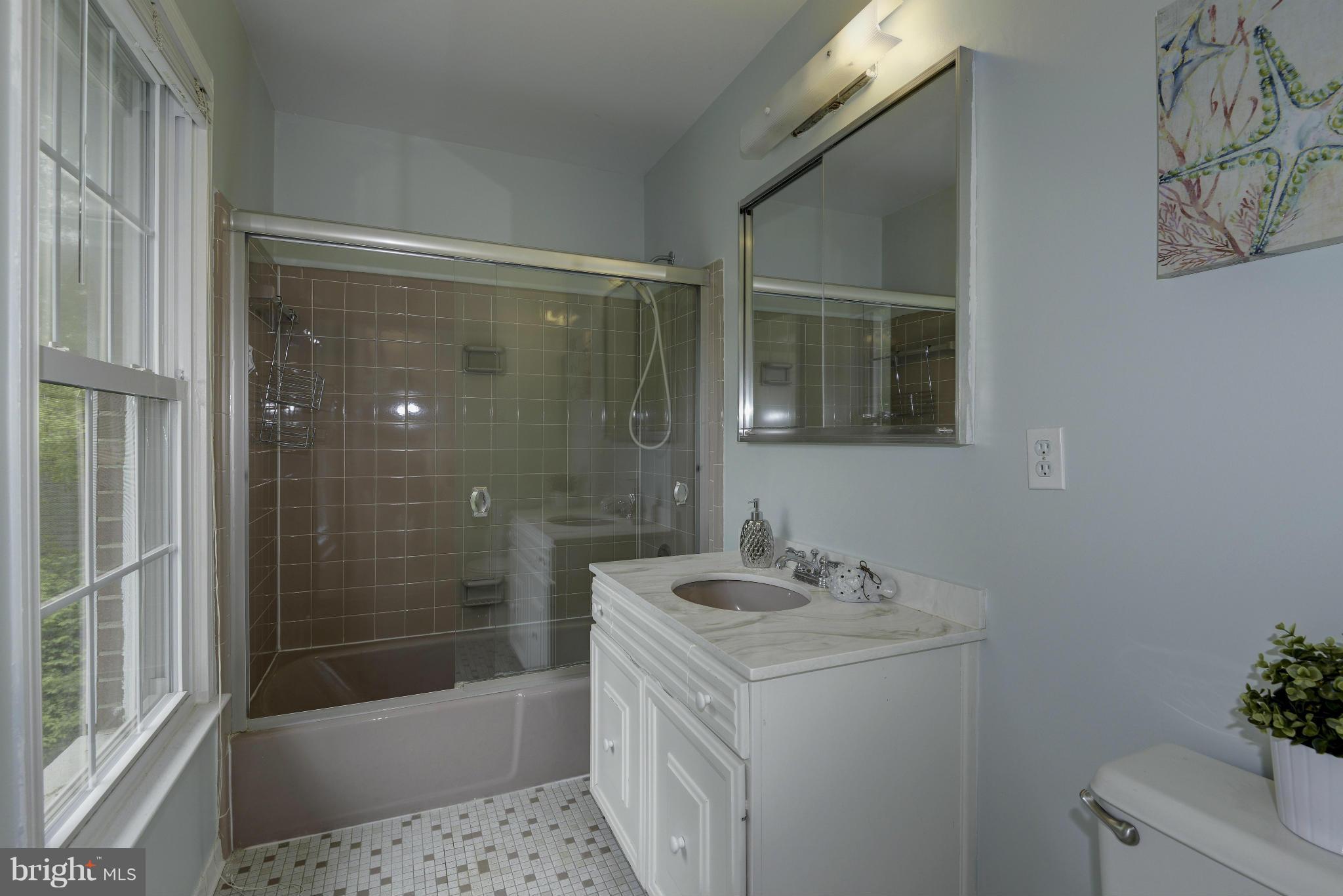 9009 Rouen Lane Potomac, MD 20854 - Photo 22 of 30 Upstairs Hall Bath