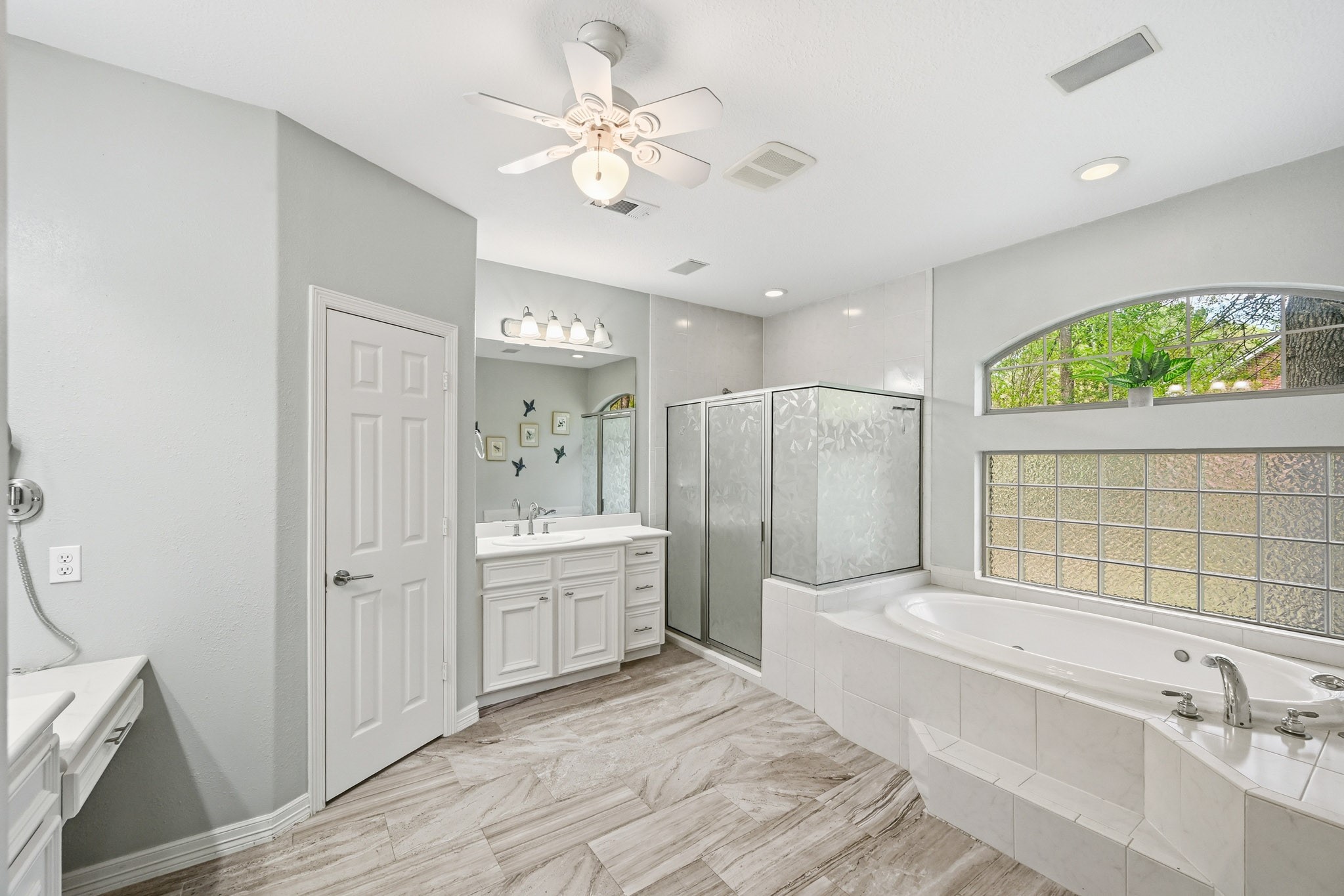11995 White Oak Crossing Conroe, TX 77385 - Photo 18 of 44 a bathroom with a bathtub shower sink and toilet