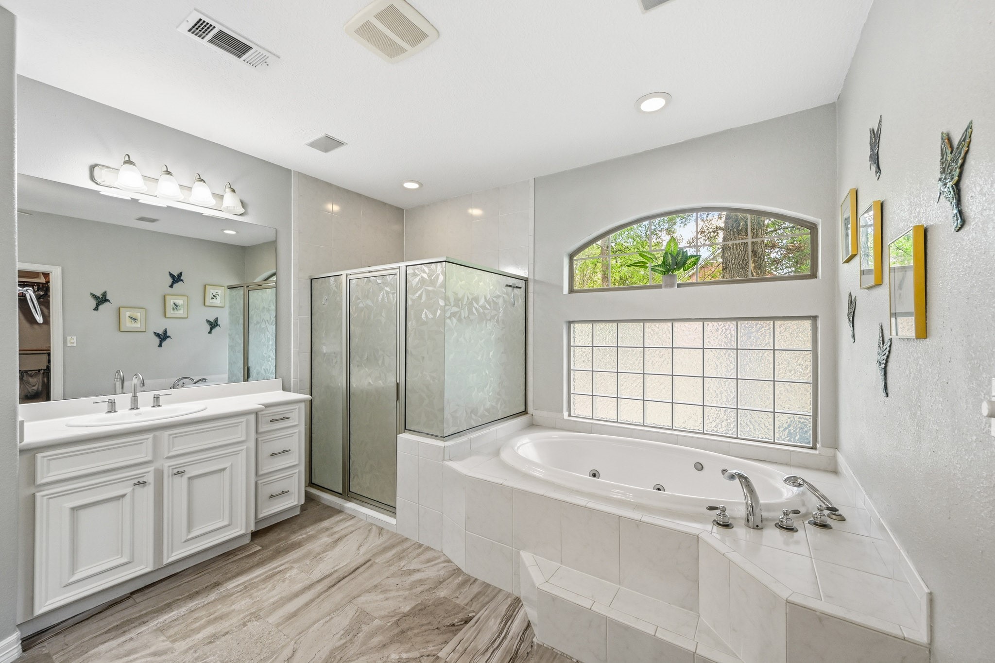 11995 White Oak Crossing Conroe, TX 77385 - Photo 20 of 44 a bathroom with a bathtub a sink and a shower