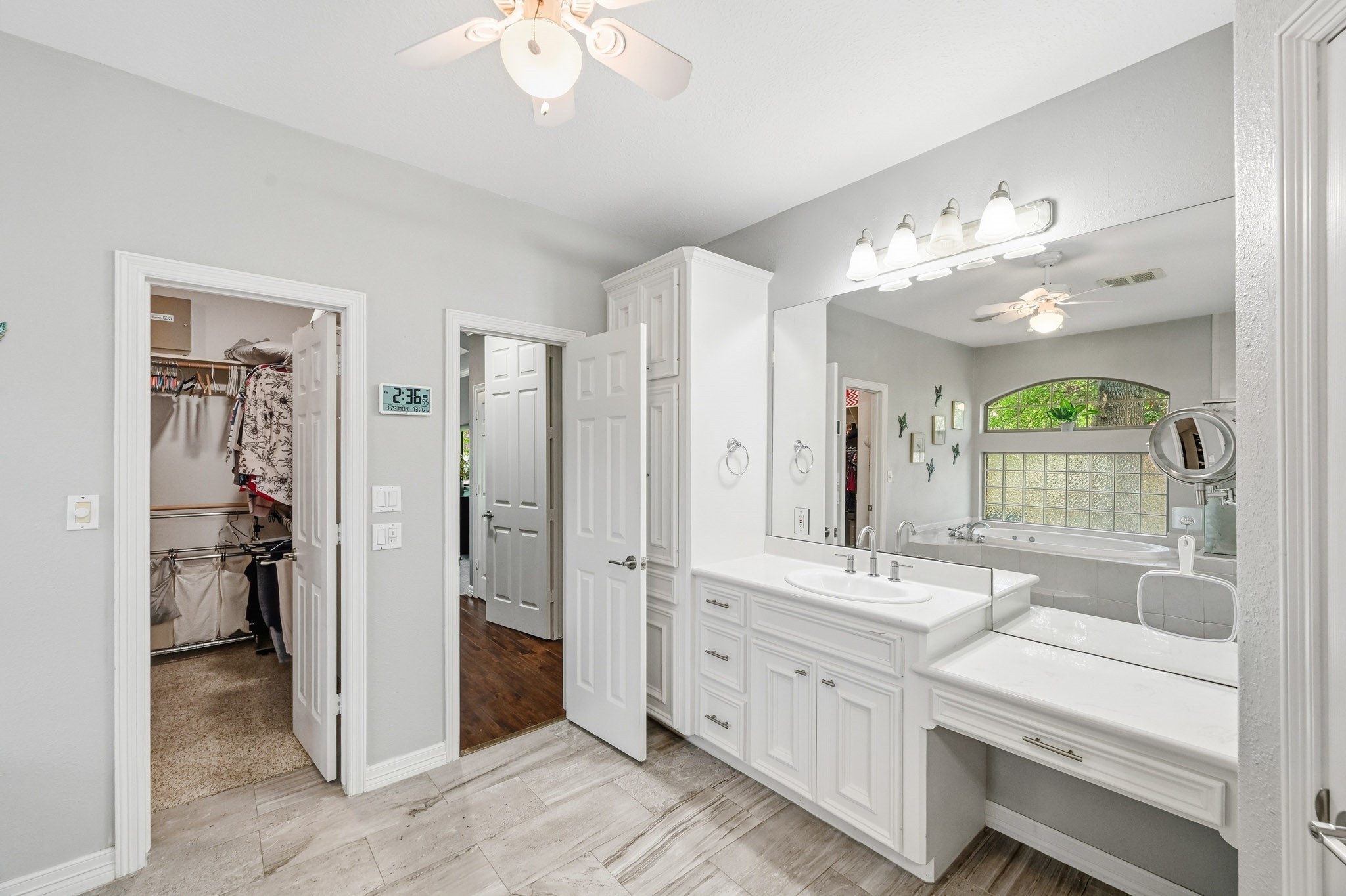 11995 White Oak Crossing Conroe, TX 77385 - Photo 21 of 44 a bathroom with a double vanity sink and a mirror