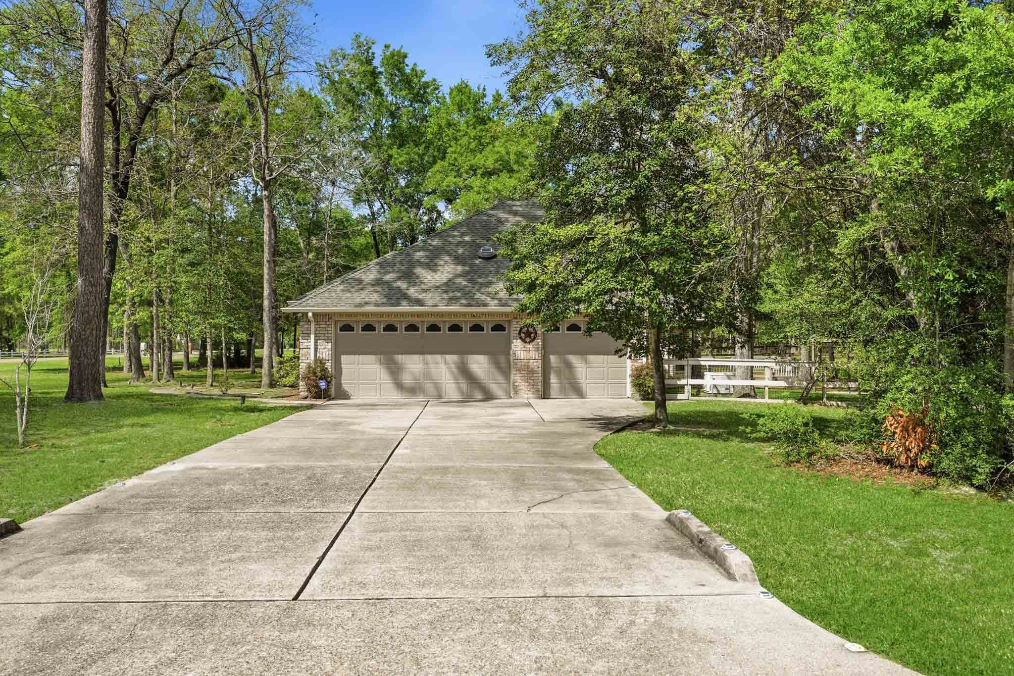 11995 White Oak Crossing Conroe, TX 77385 - Photo 36 of 44 front view of a house with a yard