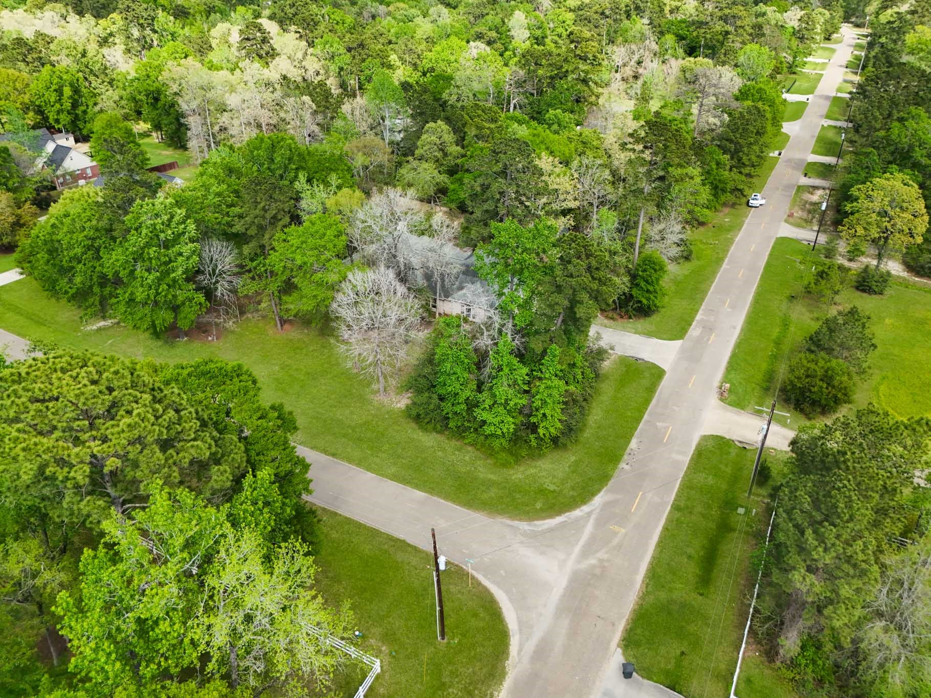 11995 White Oak Crossing Conroe, TX 77385 - Photo 38 of 44 an aerial view of a yard