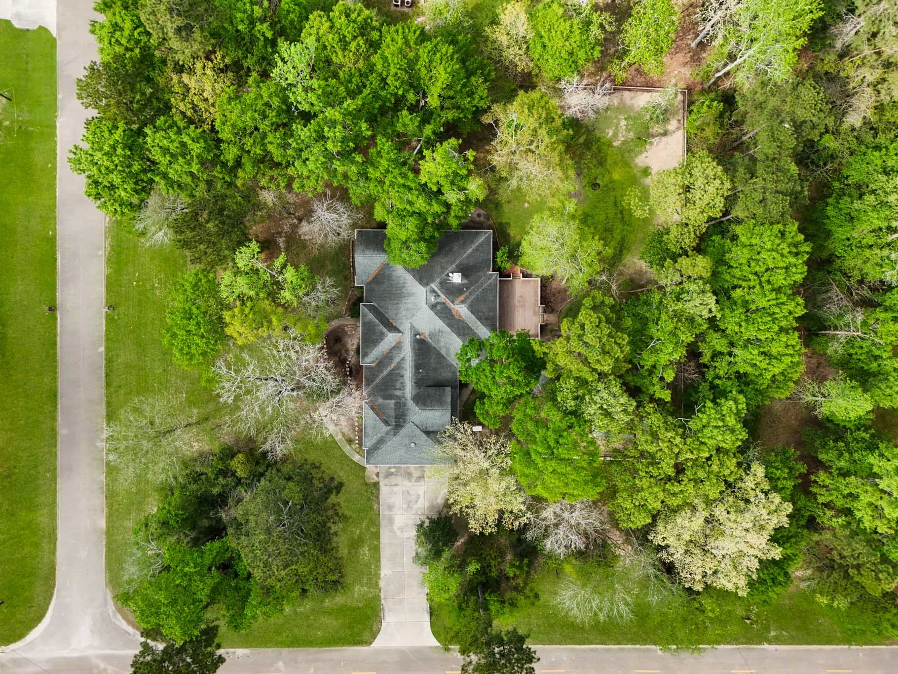 11995 White Oak Crossing Conroe, TX 77385 - Photo 40 of 44 an aerial view of a house with yard